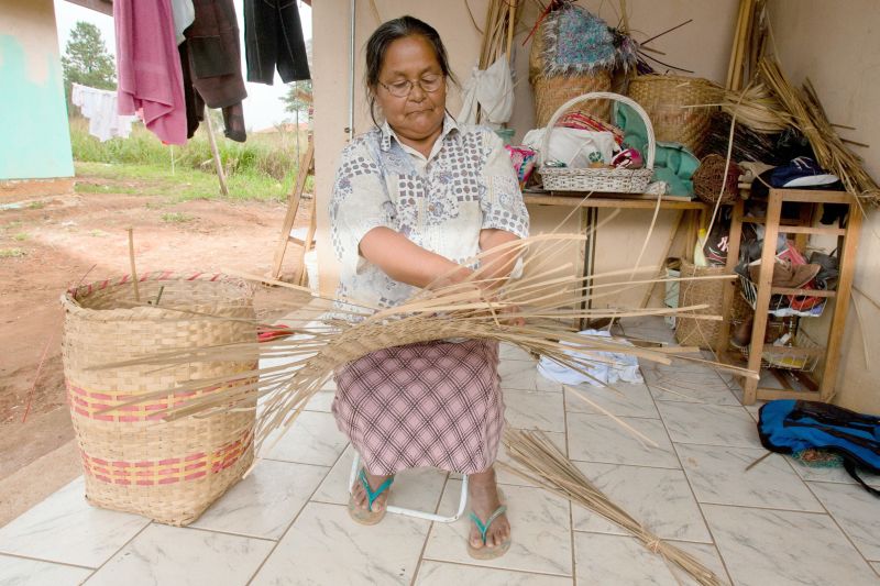 A índia Santina Inácio Elias ocupa o tempo com a confecção de cestos em Kakané Porã | Henry Milléo / Gazeta do Povo