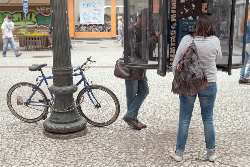 Sem internet e sem sinal de celular, pessoas recorreram a telefones públicos para se comunicar na última quarta-feira | Marcelo Andrade / Gazeta do Povo