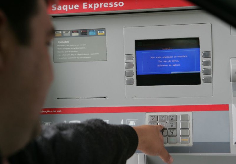 Caixa eletrônico: cada banco se dá ao luxo de ter sua própria rede. | Aniele Nascimento/Arquivo Gazeta do Povo