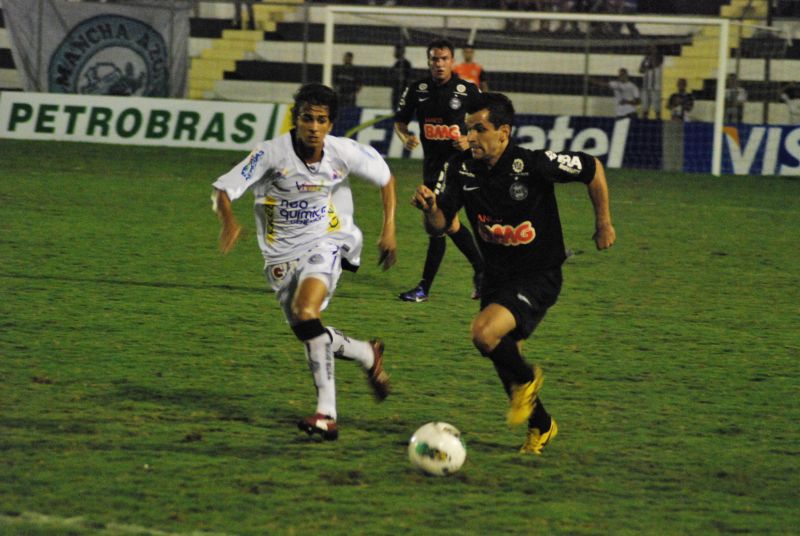 O lateral Eltinho tenta partir para o ataque contra o ASA | Click Arapiraca