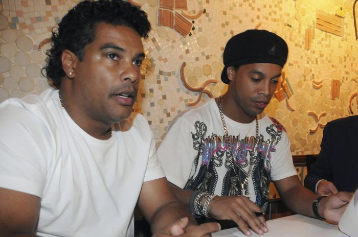 Assis, junto com Ronaldinho Gaúcho: irmão do meia foi condenado a cinco anos e cinco meses de prisão em regime semiaberto | Alexandre Vidal / Reuters