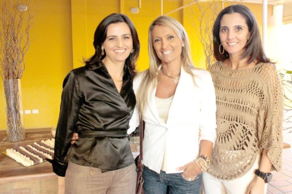Sandra Regueira Campos (ao centro) prestigiou suas amigas Theresa Christina Schiel (à esq.) e Márcia Oliveira, sócias do Satis Fudge, primeiro ateliê de fudges do Brasil, que acaba de completar um ano | Natasha Bagatoli