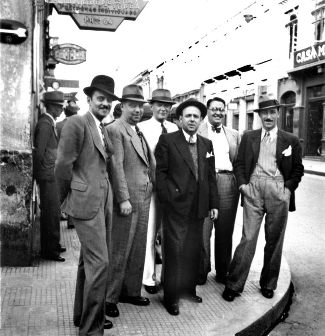 Grupo de distintos cavalheiros reunidos na esquina da Rua XV com Marechal Floriano. Note-se o piso da calçada na década de 1940 |