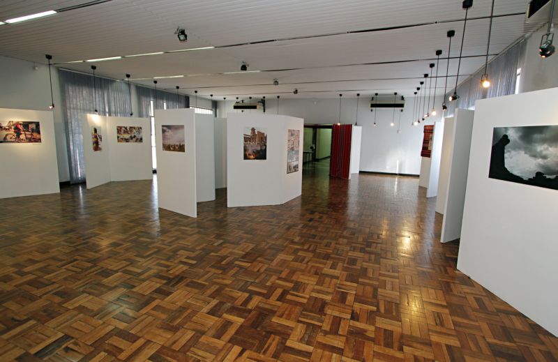 Sem museu, Foz do Iguaçu concentra as exposições no auditório da Fundação Cultural. Espaços alternativos em shoppings e centros de visitantes são usados como opção | Christian Rizzi/Gazeta do Povo