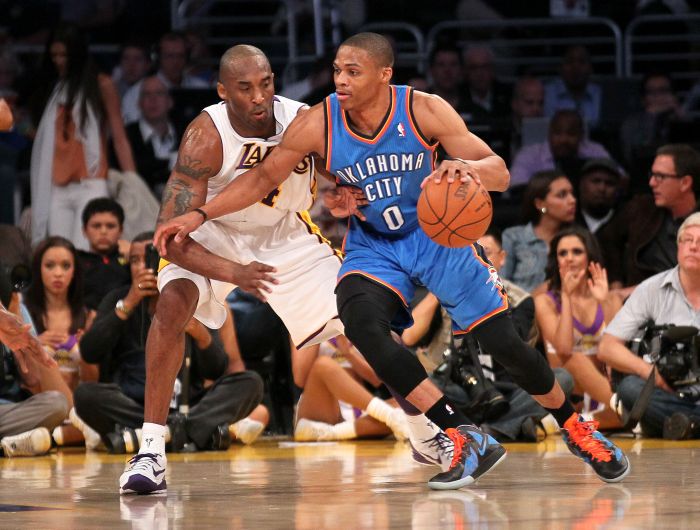Kobe Bryant faz a marcação sobre Russel Westbrook na virada do Lakers para cima do Thunder após duas prorrogações em Los Angeles | Stephen Dunn/AFP