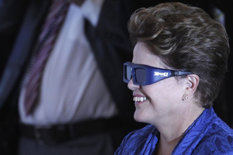 Dilma, de óculos 3D durante apresentação na CNI: plateia de industriais aplaudiu críticas aos bancos | Ueslei Marcelino/Reuters
