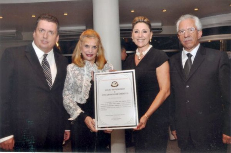 Em solenidade no Clube Ponta Lagoa, Ponta Grossa, Lílian Vargas, com o filho, Marco Túlio, exibe o diploma post mortem ao acadêmico Túlio Vargas, um dos fundadores da Academia de Letras dos Campos Gerais. Ao lado de Lílian Vargas, Indianara Milléo, presidente do clube, e o presidente da Academia de Letras dos Campos Gerais, José Ruiter Cordeiro | Divulgação