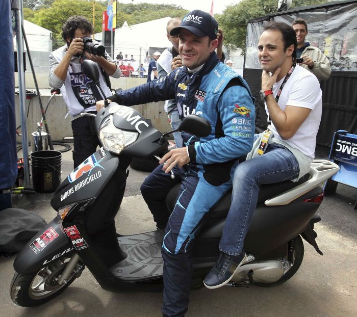 Felipe Massa pega carona com Rubens Barrichello após o treino classificatório da Indy no circuito de rua do Anhembi | Reuters