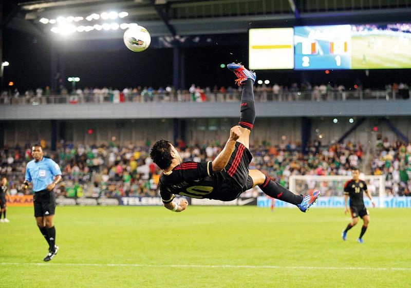 Marco Fabian, do México, tenta uma bicicleta contra El Salvador | Dave Kaup/ Reuters