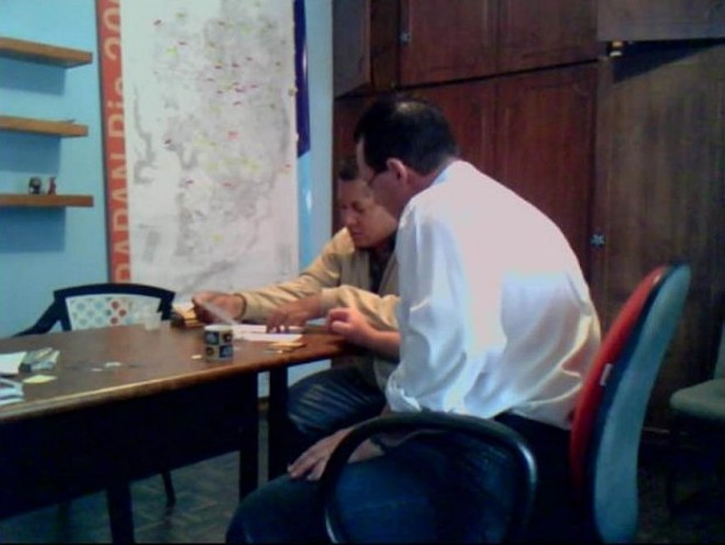 Vídeo em que Alexandre Gardolinski (de costas), do Comitê Lealdade, entrega dinheiro ao ex-secretário municipal Manassés Oliveira |