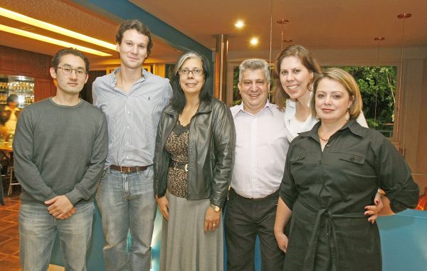 A gestão do Conselho dos Leitores da Gazeta do Povo, entre 2011 e 2012, está terminando, e para encerrar os trabalhos o grupo se reuniu, quarta-feira, no restaurante Forneria Copacabana. Na foto, da esquerda para a direita, confraternizam Rodrigo Kanayama, Nelson Lambach II, Margareth Caldas Fuchs, Maurício Poliquesi, Edna Faust e Simone Lundgren. Participaram também dessa turma Claudio Slaviero, Juliana Hey Coradin e Liziane Dranka Silva. O jornal está iniciando a seleção do novo conselho. Os leitores que quiserem se candidatar a integrar a gestão 2012/2013 podem se inscrever pelo e-mail leitor@gazetadopovo.com.br, contando com que frequência lê o jornal, cadernos favoritos e informações sobre suas atividades. Serão escolhidos até dois conselheiros por esta forma de inscrição | Hugo Harada/ Gazeta do Povo