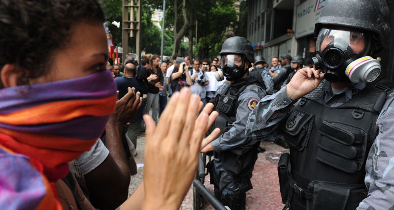 Protesto contra o ato para comemorar os 48 anos do golpe | Antonio Scorza/ AFP