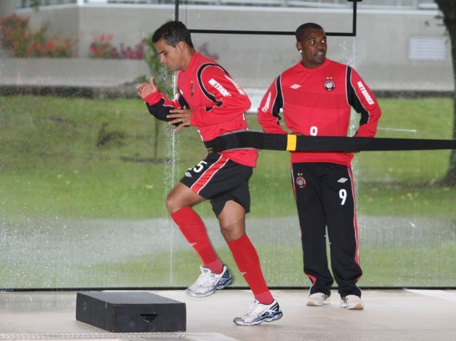 Bruno Mineiro e Allan Bahia em trabalho físico no CT do Caju nesta quinta-feira |