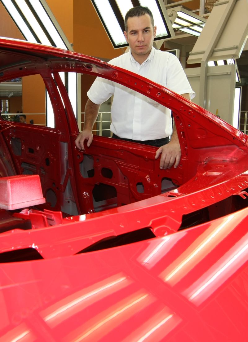 Leandro está terminando um curso elaborado em parceria entre a Volkswagen e a Universidade Positivo | Aniele Nascimento/ Gazeta do Povo