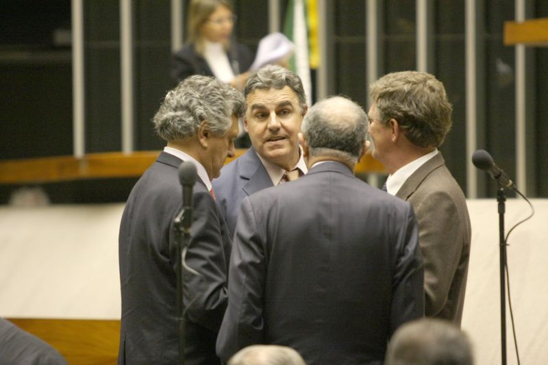 Lupion, em rodinha no plenário da Câmara: fusão seria mau negócio para o DEM. | Wenderson Araújo/ Gazeta do Povo