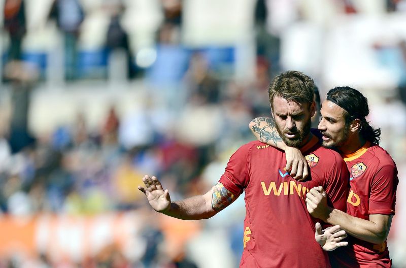 De Rossi e Osvaldo, da Roma: equipe precisa vencer o Napoli para sonhar com a vaga no Continental | Filippo Monteforte/ AFP
