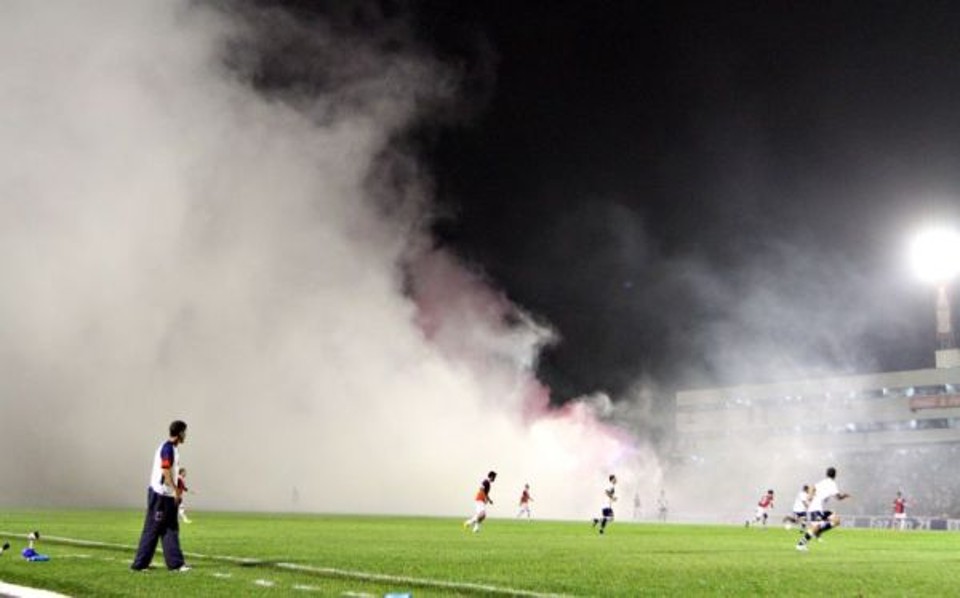 Desliga a fumaça?!?- No jogo entre Paraná e Ceará chamou a atenção a frase de um comentarista de rádio. Ao ver a fumaça gerada pelos sinalizadores acesos pela torcida tricolor (foto), o profissional pediu para que desligassem aquilo. Logo alguém lembrou que fogo pode ser apagado, nunca desligado. | Daniel Castellano/ Gazeta do Povo
