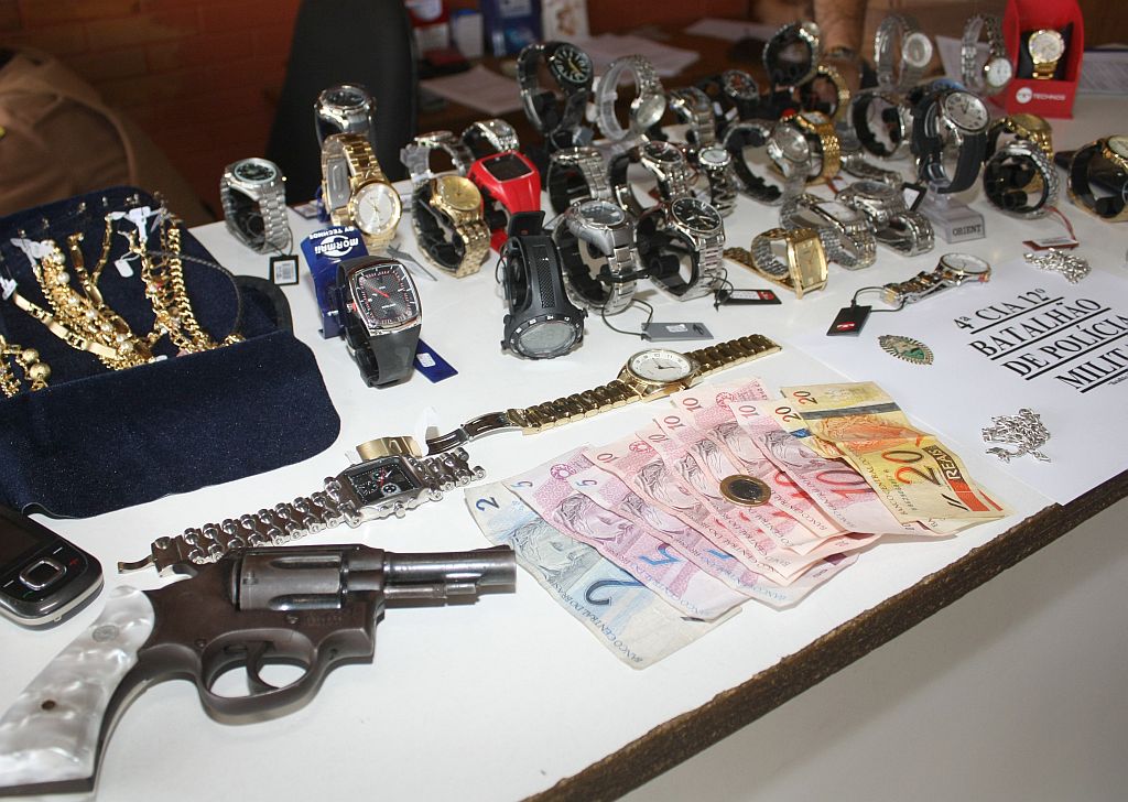 Joias, relógios e dinheiro foram levados no assalto à joalheria em Santa Felicidade | Átila Alberti / Tribuna do Paraná