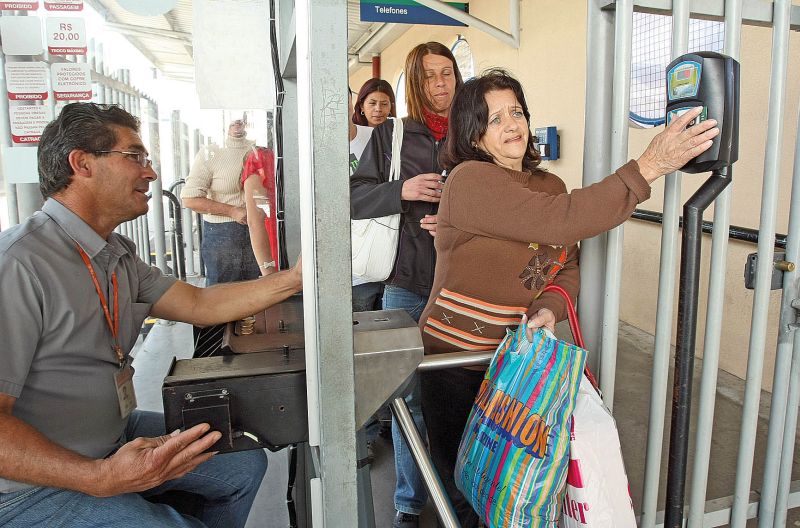 São José mesclou os sistemas, fazendo a integração física ou temporal com o cartão VEM. Tarifa eletrônica é mais barata | Hugo Harada/ Gazeta do Povo