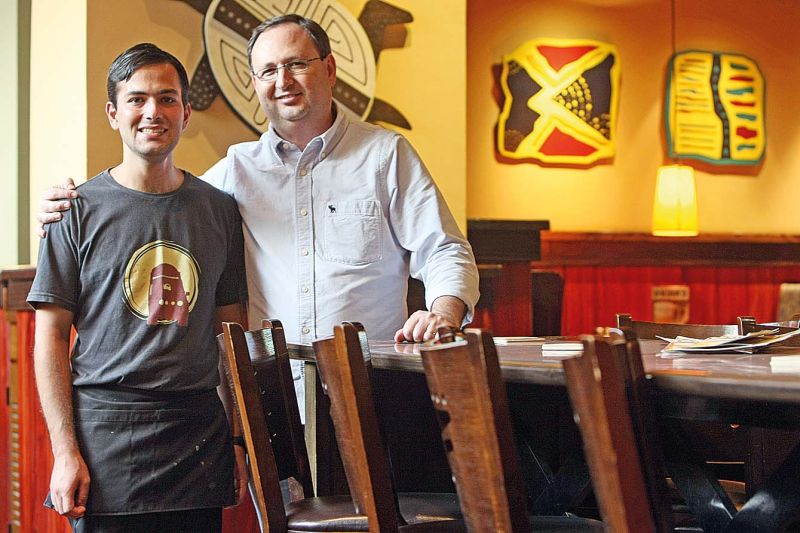 Aos 26 anos, Vinícius está em seu primeiro emprego e tem o incentivo do patrão, Alessandro | Hugo Harada / Gazeta do Povo