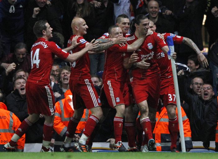 Jogadores do Liverpool abraçam Andy Carroll após o centroavante marcar o gol da vitória nos acréscimos do jogo com o Blackburn | Darren Staples/Reuters