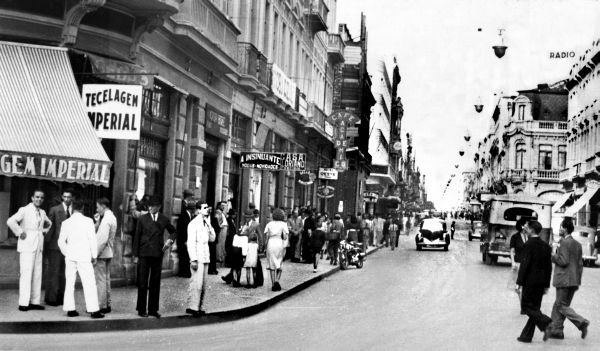 O público transita e se reúne na primeira quadra da Rua XV de Novembro, em 1939 | CD/Arquivo