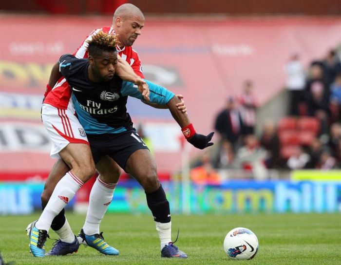 Song, do Arsenal, é marcado por Walters, do Stoke City: empate prejudicou o time de Londres na busca da classificação à Champions | EFE