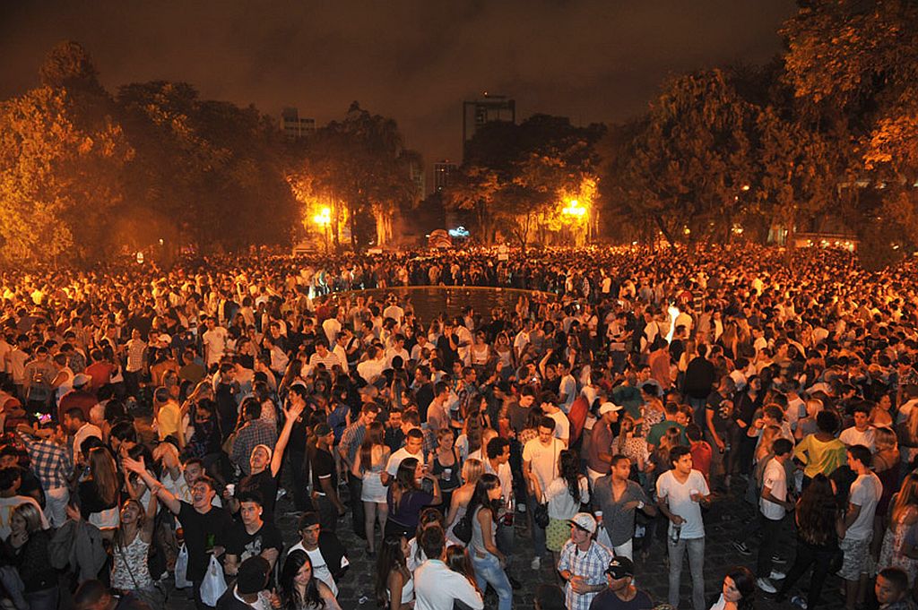 Réveillon Fora de Época reuniu 25 mil pessoas na Praça da Espanha, em março | Marcelo Andrade / Agência de Notícias Gazeta do Povo