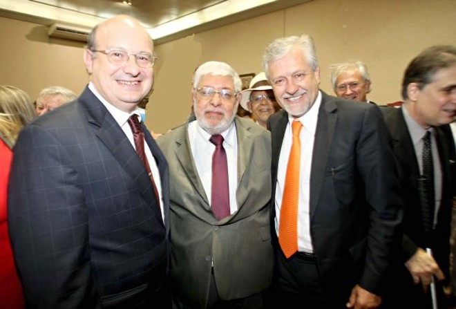 O advogado Edésio Passos (ao centro) com o reitor da UFPR, Zaki Akel Sobrinho (à esq.), e o diretor-geral da Itaipu Binacional, Jorge Samek, na comemoração dos seus 50 anos de atividades profissionais. O evento foi na última sexta-feira no Salão Nobre da Faculdade de Direito da UFPR |