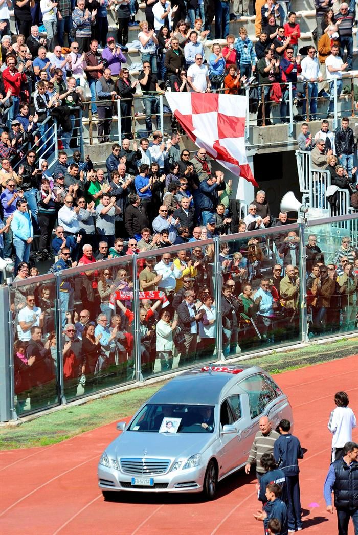 Carro fúnebre com o caixão de Morosini passa em frente à torcida no estádio do Livorno | Franco Silvi / EFE