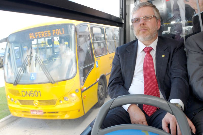 Maia esteve em Curitiba para conhecer o transporte coletivo | Daniel Caron/ Gazeta do Povo