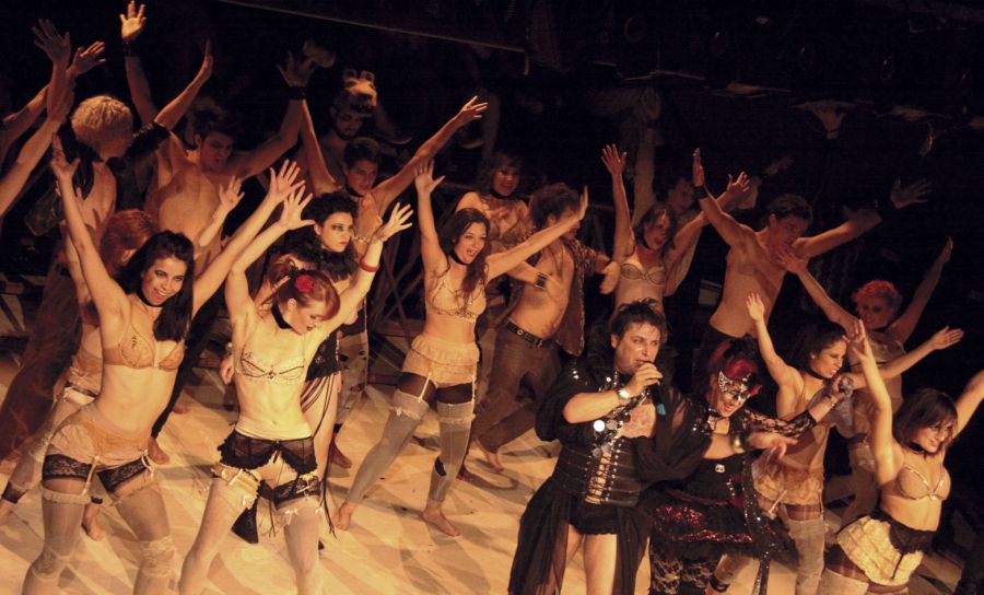 A brincadeira constante ganha com o magnetismo de Maurício Vogue (com microfone) | Chico Nogueira/Divulgação