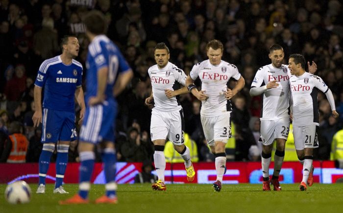 Jogadores do Fulham comemoram o gol do norte-americano Dempsey, que empatou a partida desta segunda-feira contra o Chelsea no Estádio Craven Cottage | Adrian Dennis/AFP