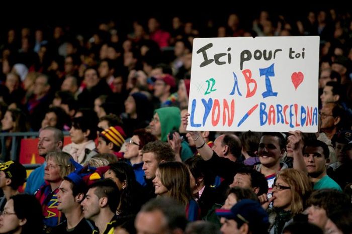 Cartaz em francês homenageando o lateral-esquerdo Abidal nesta terça-feira no Camp Nou | Alejandro Carcía/EFE