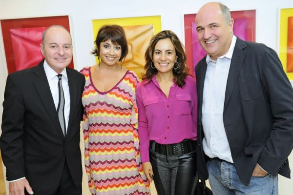 A engenheira Margit Soares e o arquiteto Jayme Bernardo (ambos à dir.) com a marchande Zilda Fraletti e o artista plástico Carlos Eduardo Zimmermann no coquetel de abertura da exposição dele, Cor e Luz no Design Center | Gerson Lima