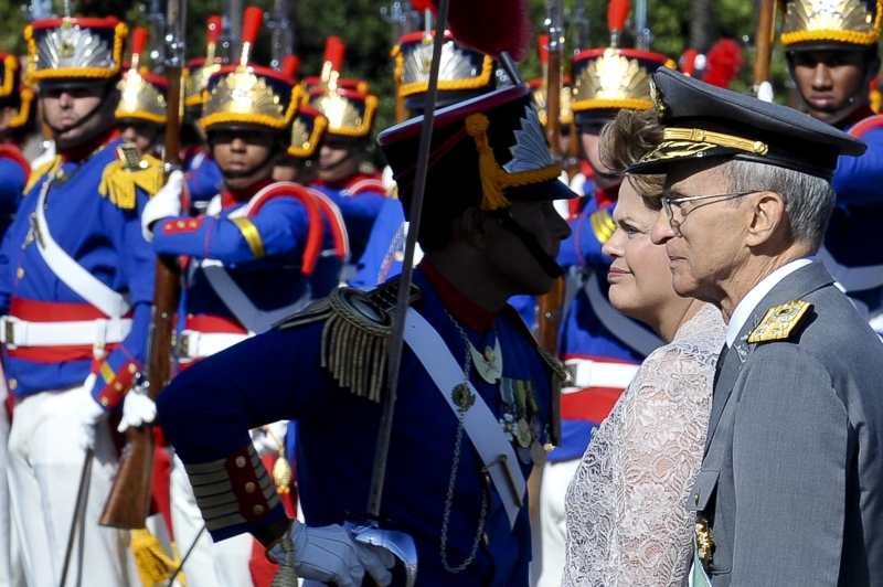 A presidenta Dilma Rousseff e o comandante do Exército, general Enzo Peri, passam em revista a tropa militar durante a solenidade em comemoração ao Dia do Exército, que completa 364 anos no país. | Antonio Cruz/ABr