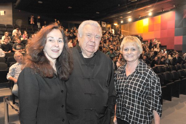 O ex-governador Jaime Lerner prestigiou a palestra do arquiteto João Filgueiras Lima, o Lelé, terça-feira, no Museu Oscar Niemeyer. Com ele na foto, a organizadora do evento, Consuelo Cornelsen (à esq.), e Beth Moares, da Associação de Decoração Ponto de Apoio | Marcelo Stammer