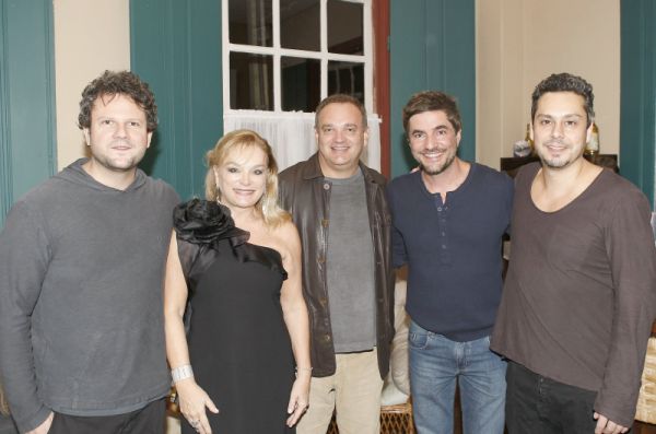 A presidente do Instituto Histórico e Cultural da Lapa, Maria Inês Borges da Silveira, e o curador do V Festival da Lapa Filmes de Época, Fernando Severo (de jaqueta), com os atores Selton Mello (à esq.), Rodrigo Veronese (de jeans) e Alexandre Nero (à dir.) durante o evento, encerrado no último sábado. O Palhaço, de Mello, foi premiado como o melhor filme de época e o ator também ganhou o troféu de melhor direção pelo mesmo trabalho | Hedeson Alves