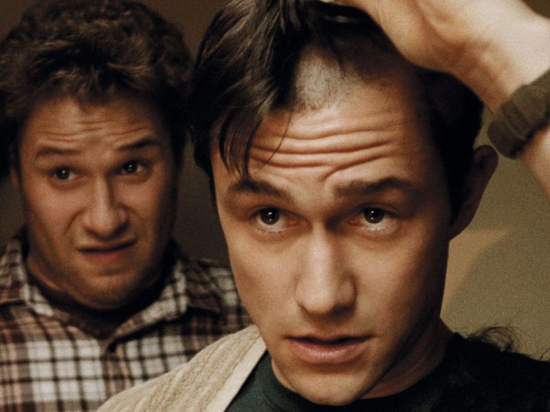Adam (Joseph Gordon-Levitt, à dir.) e seu melhor amigo Kyle (Seth Rogen): unidos pelo câncer | Divulgação