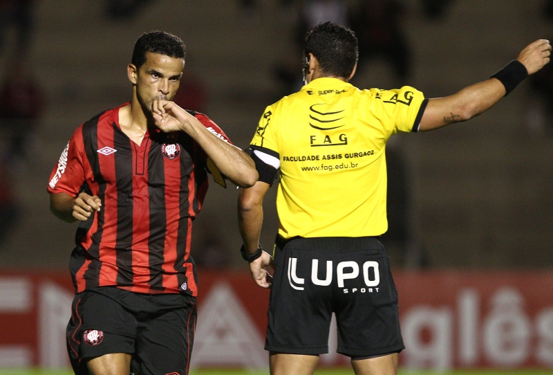 Bruno Mineiro comemora seu gol de pênalti sobre o Paranavaí | Hugo Harada / Gazeta do Povo