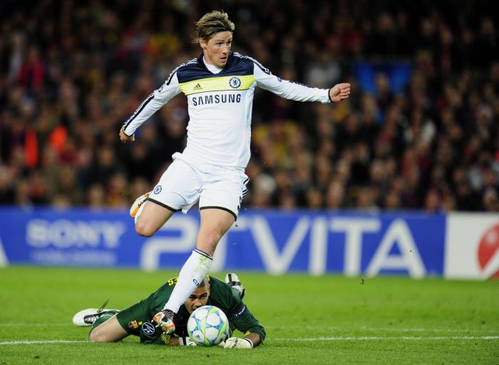 Fernando Torres dribla Valdés e marca o segundo gol do Chelsea no empate em 2 a 2 que classificou a equipe inglessa | AFP