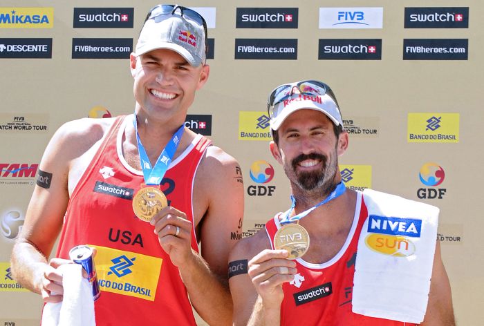 Dalhausser e Rogers comemoram a primeira colocação na etapa de Brasília do Circuito Mundial de Vôlei de Praia | AFP