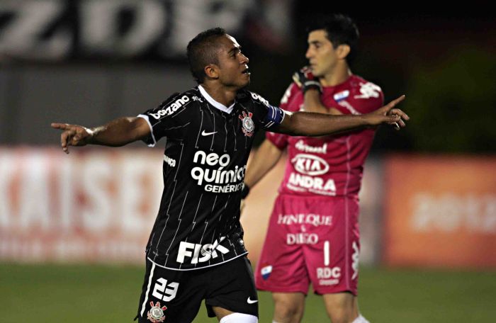 Jorge Henrique comemora o primeiro gol do Corinthians na vitória por 3 a 1 diante do Nacional, em Ciudad del Este | Christian Rizzi / Gazeta do Povo