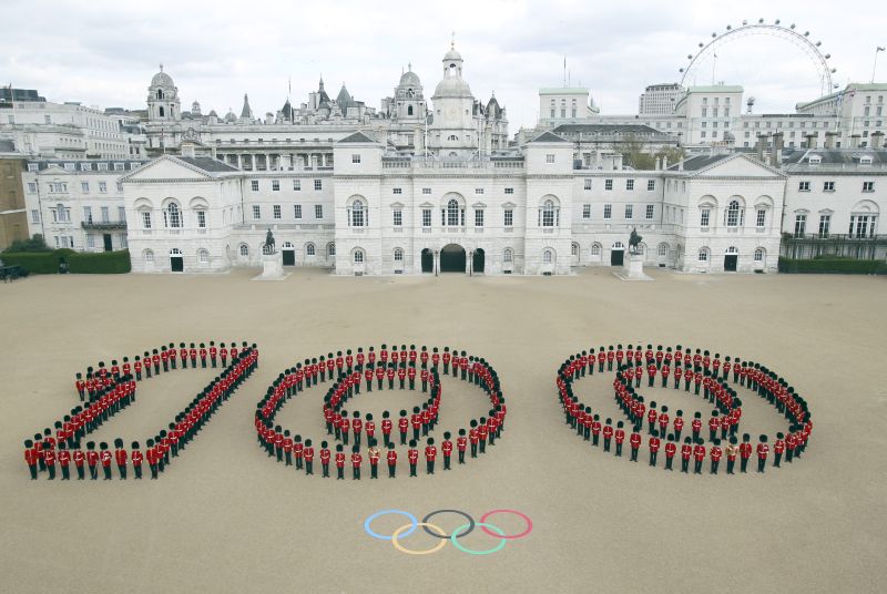 Duzentos e sessenta guardas britânicos simbolizaram ontem o início da contagem regressiva de 100 dias para abertura dos Jogos | LOCOG/ Divulgação
