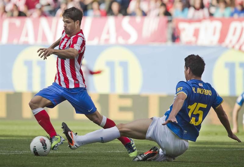 Brasileiro Diego passa pela marcação do Espanyol na vitória do Atlético de Madrid | efe
