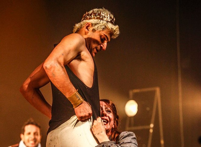 Wagner Antônio, Fabiana Gugli e Germano Melo (ao fundo), elenco enxuto em montagem baseada em Goethe | 