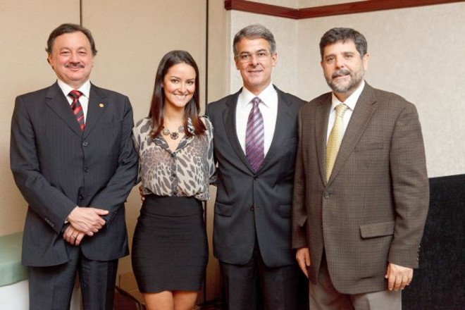 Os ministros do Tribunal Superior do Trabalho Walmir Oliveira da Costa (à esq.) e Guilherme Caputo Bastos (à dir.) com os advogados Luiz Antonio Abagge e Maria Vitória Calmon Abagge, após a palestra