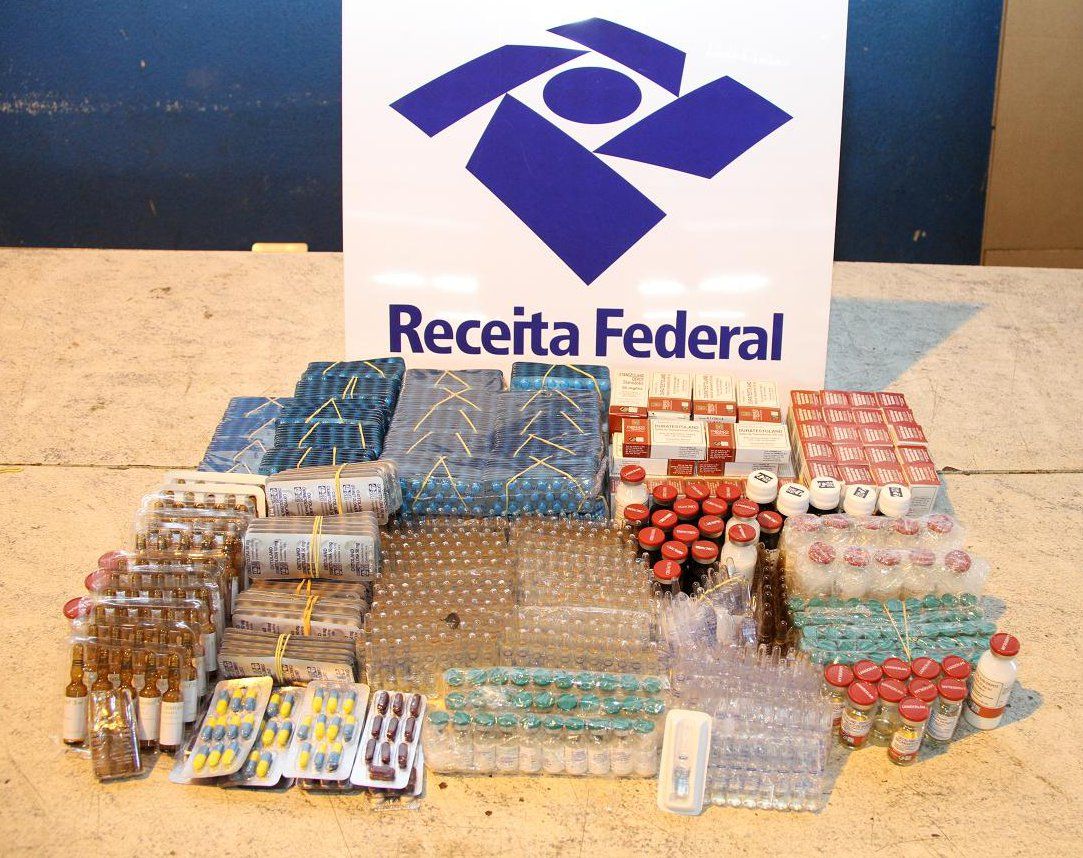 Foram apreendidos cerca de 69 cartelas de remédio para emagrecer, 375 cartelas de estimulante sexual e 722 ampolas de anabolizante | Divulgação/Receita Federal