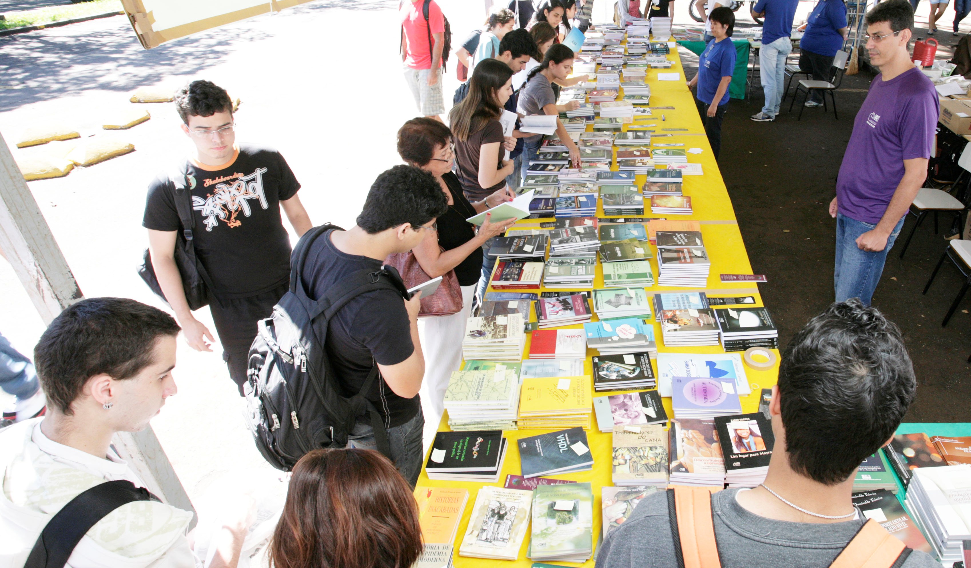 A previsão é que sejam comercializados entre mil e 1,2 mil exemplares de várias áreas do conhecimento | Divulgação UEM