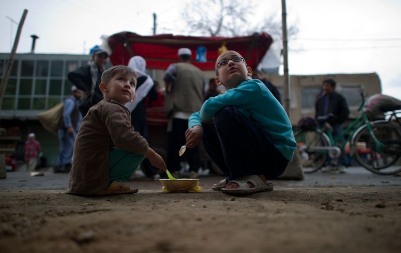 Crianças comem sopa em rua de Kabul, no Afeganistão, país que ainda busca estabilidade | Johannes Eisele/AFP